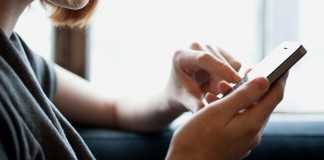 Gledate pornografijo na mobilnem telefonu? Slabo se vam piše…